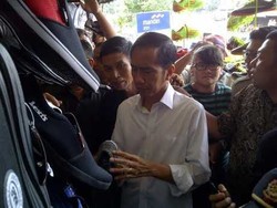 Tinjau Blok G, Jokowi Borong Sepatu dan Kaos Gambar Dirinya