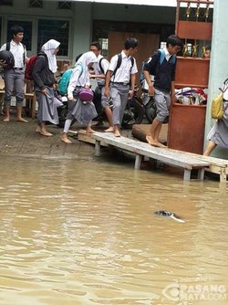 Terobos Banjir di Bukit Duri, Siswa SMA 8 Gulung Celana dan Lepas Sepatu