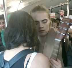 Foto: Model Cara Delevingne & Aktris Michelle Rodriguez Pamer Kemesraan
