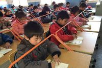 Di SD Ini, Siswa Pakai Ganjal Besi untuk Cegah Kerusakan Mata