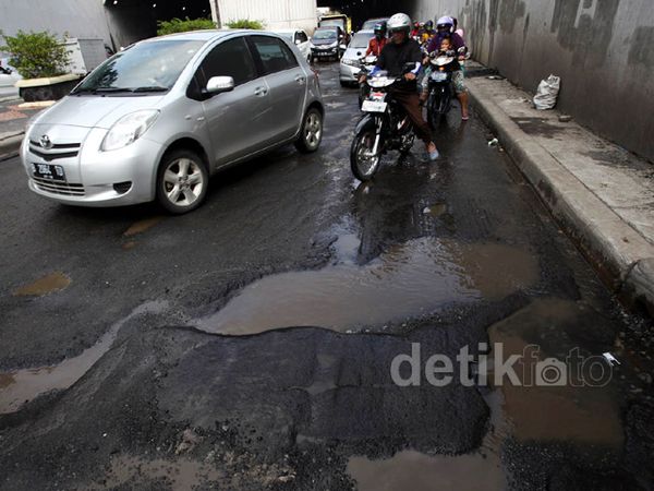 Jalan Berlubang di Underpass Pedati