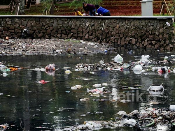 Kolam Taman Langsat Dipenuhi Sampah