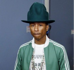 Penampilan Baru Pharrell Williams dengan Topi Gunung Vivienne Westwood