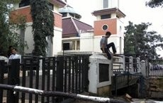 Harus Panjat Pagar Menuju Masjid Pemkot Depok