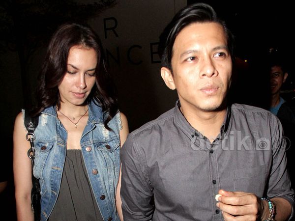 Ariel dan Sophia Mueller Mesra Gandengan Tangan