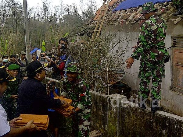 Soekarwo Tinjau Rehabilitasi Rumah Korban Kelud Soekarwo Tinjau Rehabilitasi Rumah Korban Kelud