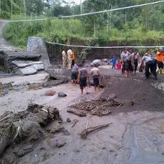 Lahar Hujan Kelud Putuskan Jembatan di Blitar, Puluhan KK Terisolir