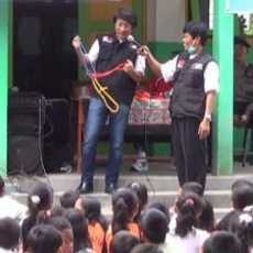 Kak Seto Ajak Anak-anak Korban Erupsi Kelud Main Sulap dan Bernyanyi