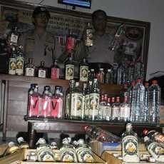 Ratusan Liter Cukrik dan Arak Jawa Diamankan dari Toko Jamu