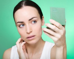 Kurang PD, Rata-rata Wanita Habiskan Waktu Bercermin 7,7 Jam Seminggu