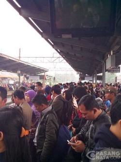 Gangguan Sinyal KRL, Penumpang Menumpuk di Stasiun Bekasi