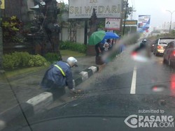 Tak Mau Mengeluh, Mereka yang Berani Turun ke Jalan di Kala Banjir