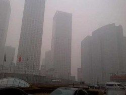 Bergerak di Remang-remang Kabut Tebal Beijing