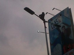 Orang Diduga Stres Naik Tiang Lampu, Berakrobat dan Terjun Bebas