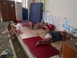 Sudah Sepekan 23 Warga Kali Sentiong Tidur di Lorong Rusun Komarudin