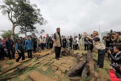Penampakan SBY Saat Berdiri di Puncak Mahkota Keramat Gunung Padang