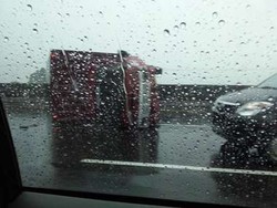 Jalanan Licin Karena Hujan, 3 Truk Terguling di Tol Cikampek Arah Bandung