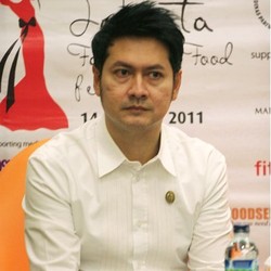 Denny Wirawan Traveling ke Luar Negeri Saat Kehabisan Ide Merancang Busana