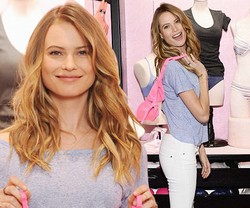 Foto: Kekasih Adam Levine Pamer Bra Terbaru Victorias Secret