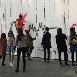 Promosi Album Mr.Mr, SNSD Corat-coret Dinding Gedung SM Entertainment