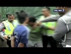 Tabrak Mobil Polisi, Sopir Truk Diamuk Warga