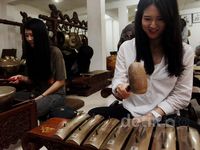 Mahasiswa Asing Belajar Batik dan Gamelan