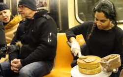 Wow, Wanita Ini Menghias Kue di Dalam Kereta yang Sedang Berjalan!
