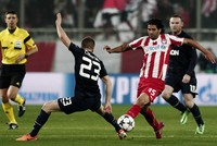 Gol Alejandro Dominguez di menit 38 membawa Olympiakos unggul atas MU. (REUTERS/Alkis Konstantinidis).     