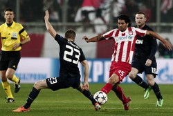 Gol Alejandro Dominguez di menit 38 membawa Olympiakos unggul atas MU. (REUTERS/Alkis Konstantinidis).     