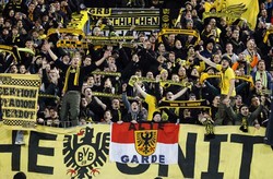Para pendukung Borussia Dortmund yang dikenal sangat militan mengkuning hitamkan Petrovski Stadium. (REUTERS/Alexander Nikolaev/Interpress).     