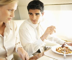 6 Makanan yang Harus Dihindari Sebelum Bepergian dengan Pesawat Terbang