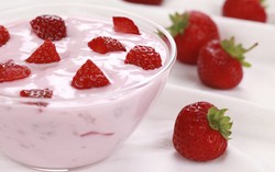 Makanlah Strawberry Bersama Yogurt Agar Nutrisinya Lebih Prima