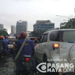 Genangan Air di Jakarta Bikin Macet Makin Menggila