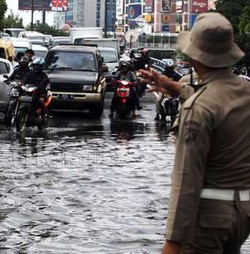 Jakarta Terus Diguyur Hujan, Jalanan Mulai Tergenang