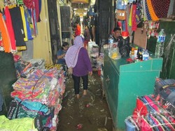 Sungai Meluap, Konsumen Pasar Cipulir Belanja Pakaian di Tengah Banjir
