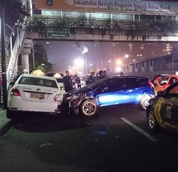 Ford Fiesta Tabrak Taksi di Thamrin, Sopir Diduga Mabuk
