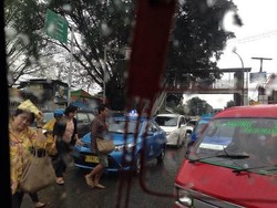 Please dong Naik Jembatan LA, Jangan Nyeberang Sembarangan!
