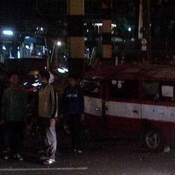 Hindari Motor, Kijang Ini Tabrak Portal Jalan di Pondok Indah