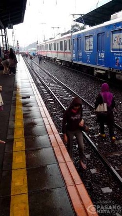 Penumpang di St Manggarai Harus Nantang Maut untuk Pindah Kereta