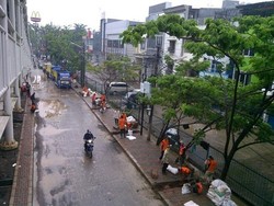 Satgas Banjir Sudin PU Jakbar Kerja Bakti di Kedoya