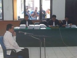 Bacakan Pledoi, Rusli Zainal dan Istri Mudanya Menangis di Ruang Sidang