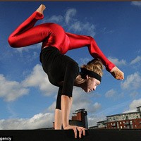 Lukisan Jerapah Di Tubuh Si Manusia Karet