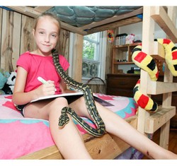 Krista, Bocah 9 Tahun yang Hidup Bersama Ular Anaconda dan Piton