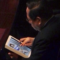 Anggota Parlemen Hong Kong Asyik Pandangi Foto Model Seksi Saat Sidang