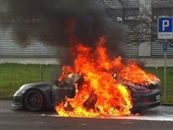 Porsche: Penyebab Terbakarnya 911 GT3 Belum Diketahui
