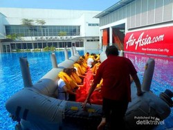 Menonton Pramugari AirAsia Latihan & Basah-basahan