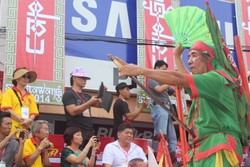 Atraksi Ilmu Kebal di Pawai Cap Go Meh Singkawang