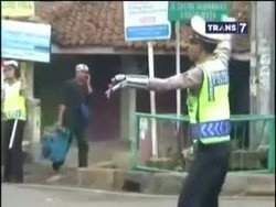 Atur Lalin, Polantas Bergoyang Dangdut