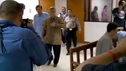 Ditanya Soal Mahfud MD, Akil: Tanya Dia, Dia kan Ketua Panel, Ketua MK