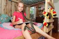 Krista si Pemberani, Hidup Bersama Anaconda dan Phyton Sejak Bayi